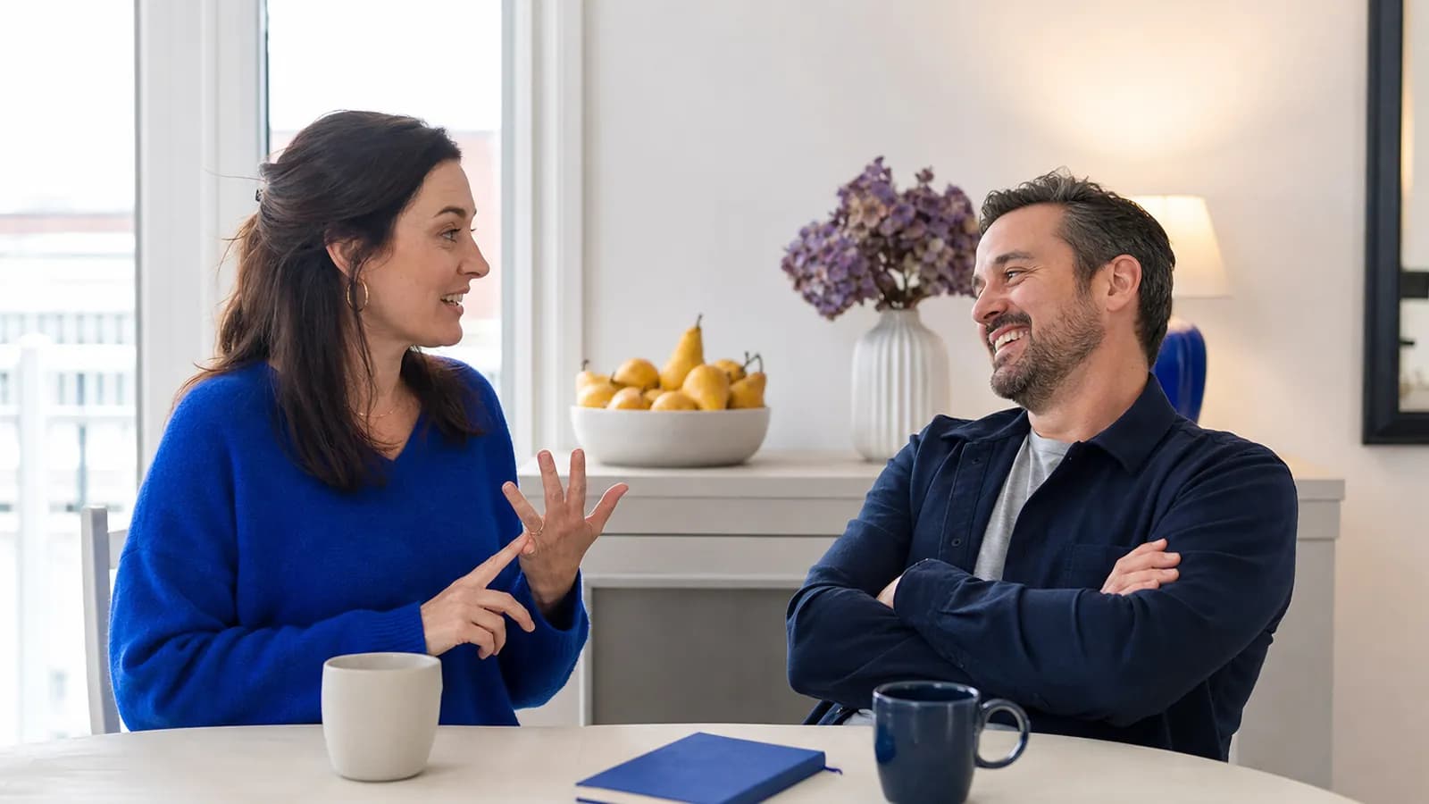 Couple québécois révisant son budget pour une consolidation de dettes