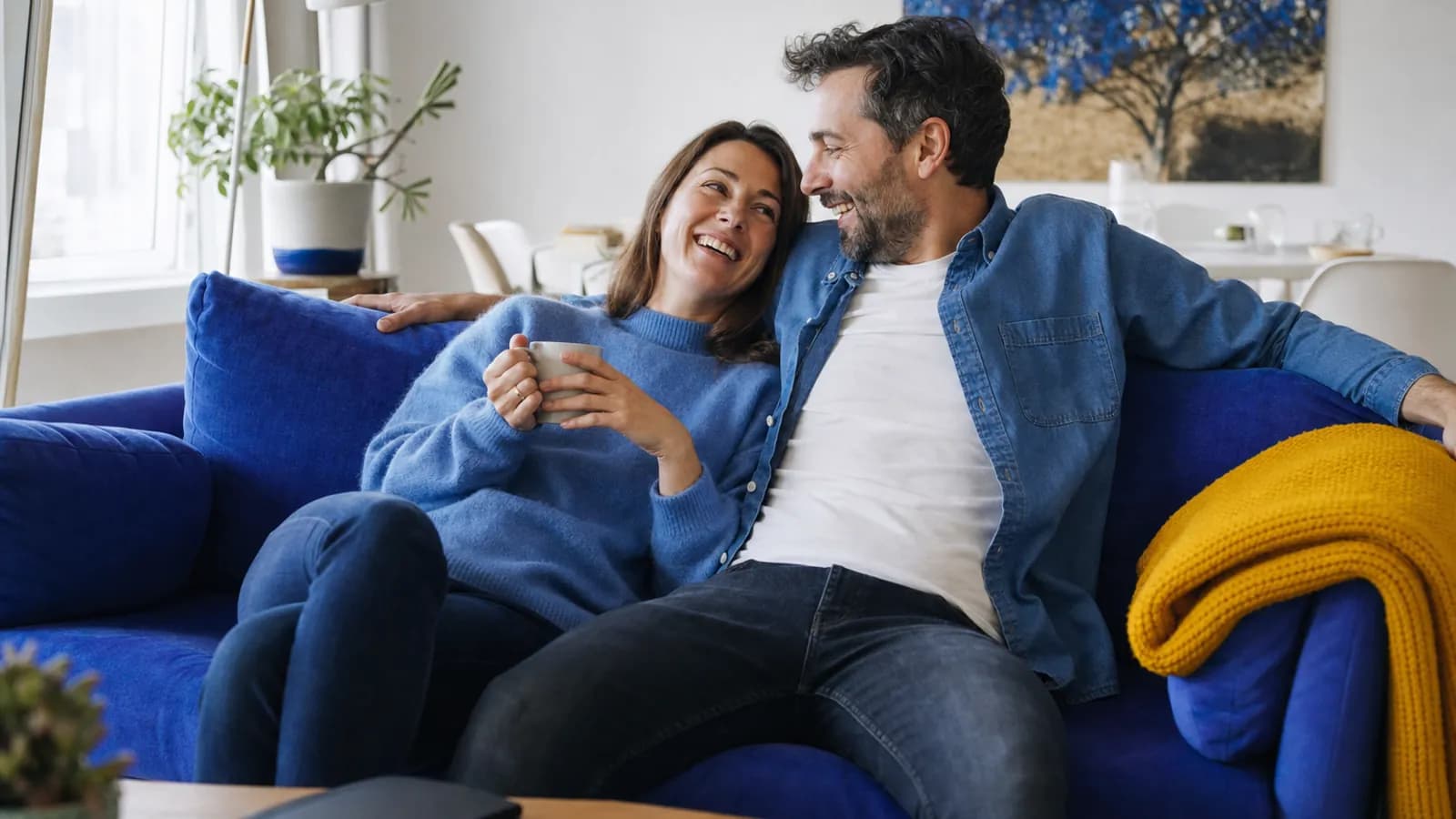 Conseiller expliquant les options de prêt personnel à un client