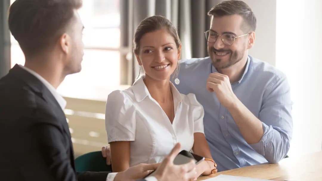 Trois personnes assises à une table avec un homme et une femme.