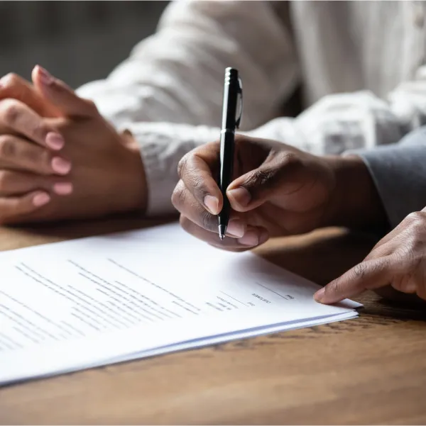 Un couple signant un contrat de prêt avec un mauvais crédit.