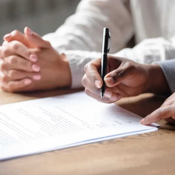 Un couple signant un contrat pour officialiser leur engagement mutuel.